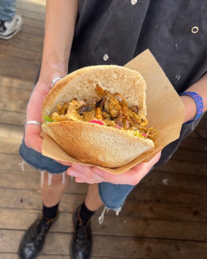 Pain Marrocain, zelfgebakken Batbout met vegetarische shawarma. Dit serveerde we met Markt Maal op Het Weekend van De Rollende Keukens