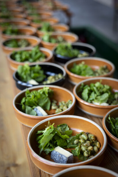 Opperdoezers bereid door buurtchef Mattia Sabino Caso tijdens een Markt Maal in Markt Centraal Amsterdam