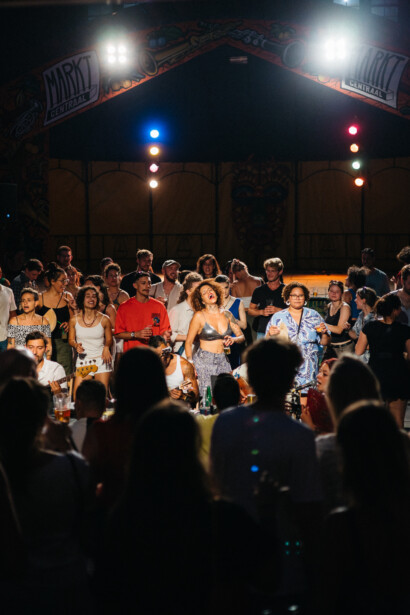 Samba Roots treedt op bij Markt Centraal terwijl mensen er vrolijk omheen dansen tijdens een roda de samba.
